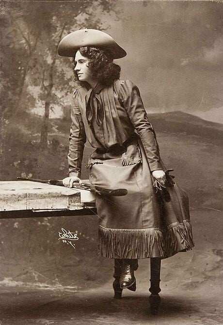 Why Annie Oakley Was Americas Sharpshooting Sweetheart | HowStuffWorks