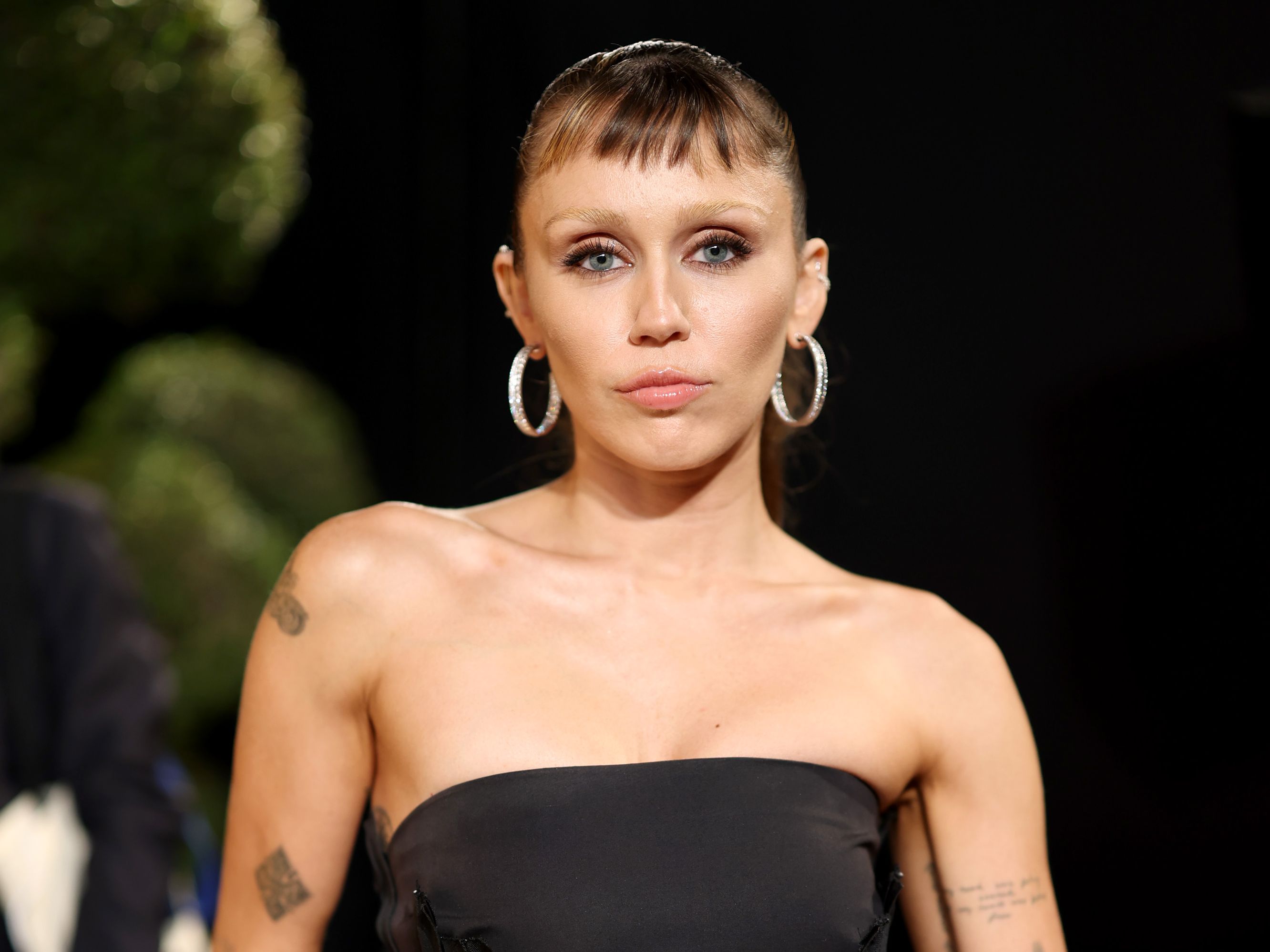 Miley Cyrus Just Got a New Micro Fringe In Between the 2025 Oscars and the  After-Party | Vogue