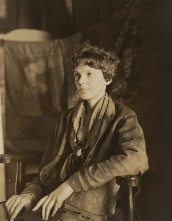 Amelia Earhart learns to fly - Historical Snapshots
