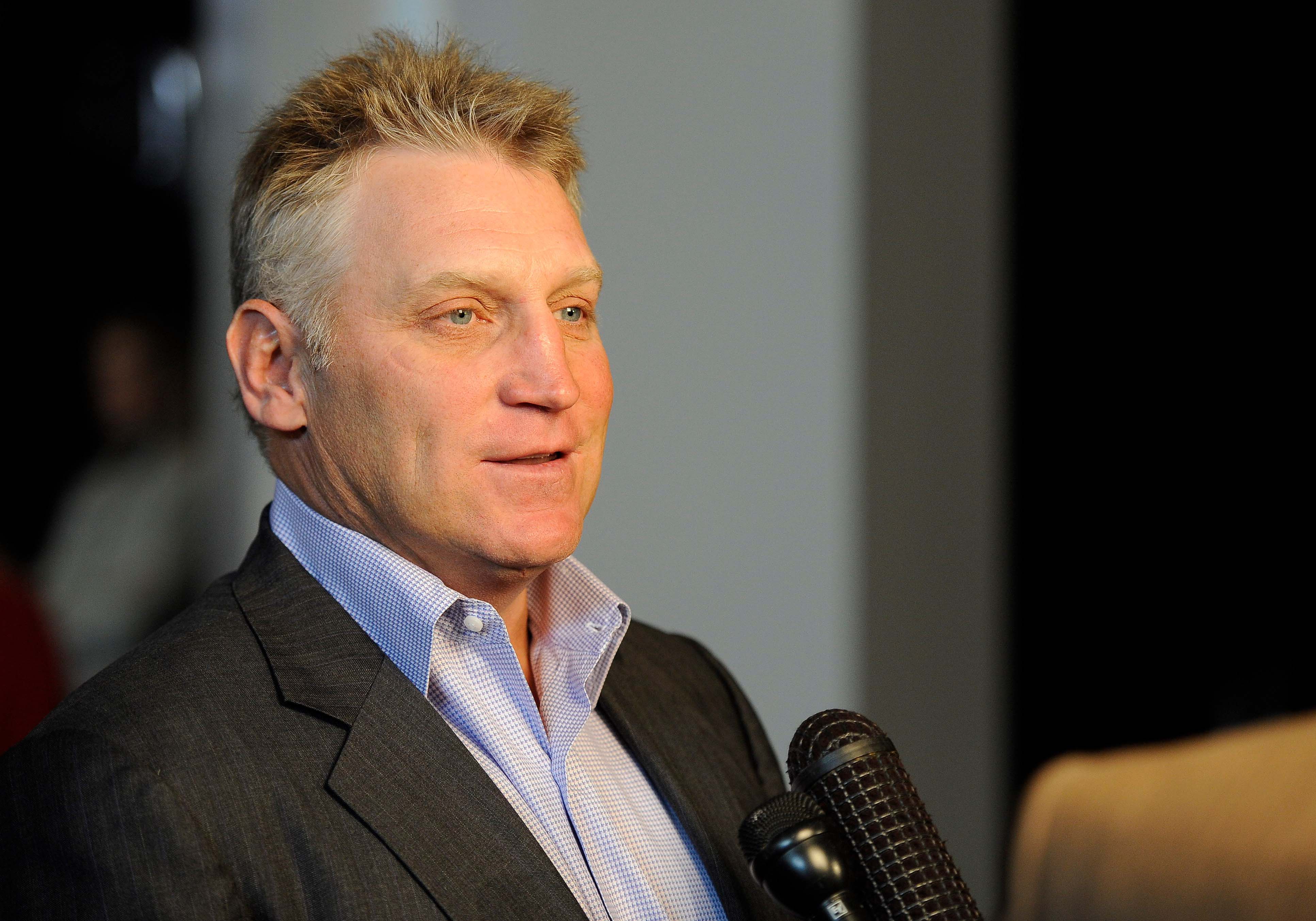 Blues Legend Brett Hull Stars in New Movie With Teemu Selanne