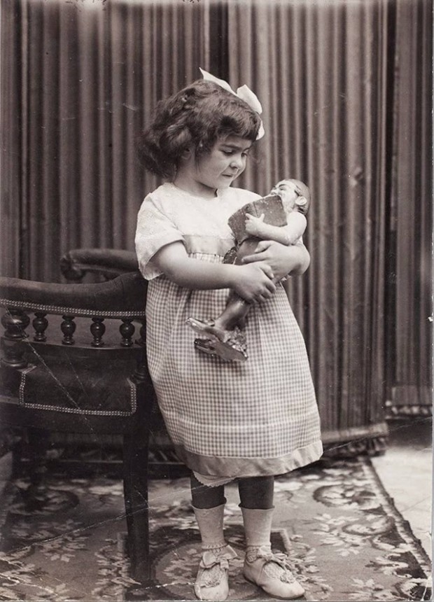Rare Childhood Photos of Frida Kahlo | DailyArt Magazine