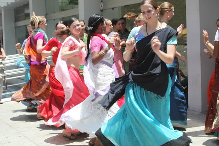 To Wear A Saree/Dhoti Is Now Cool - Blog - ISKCON Desire Tree | IDT