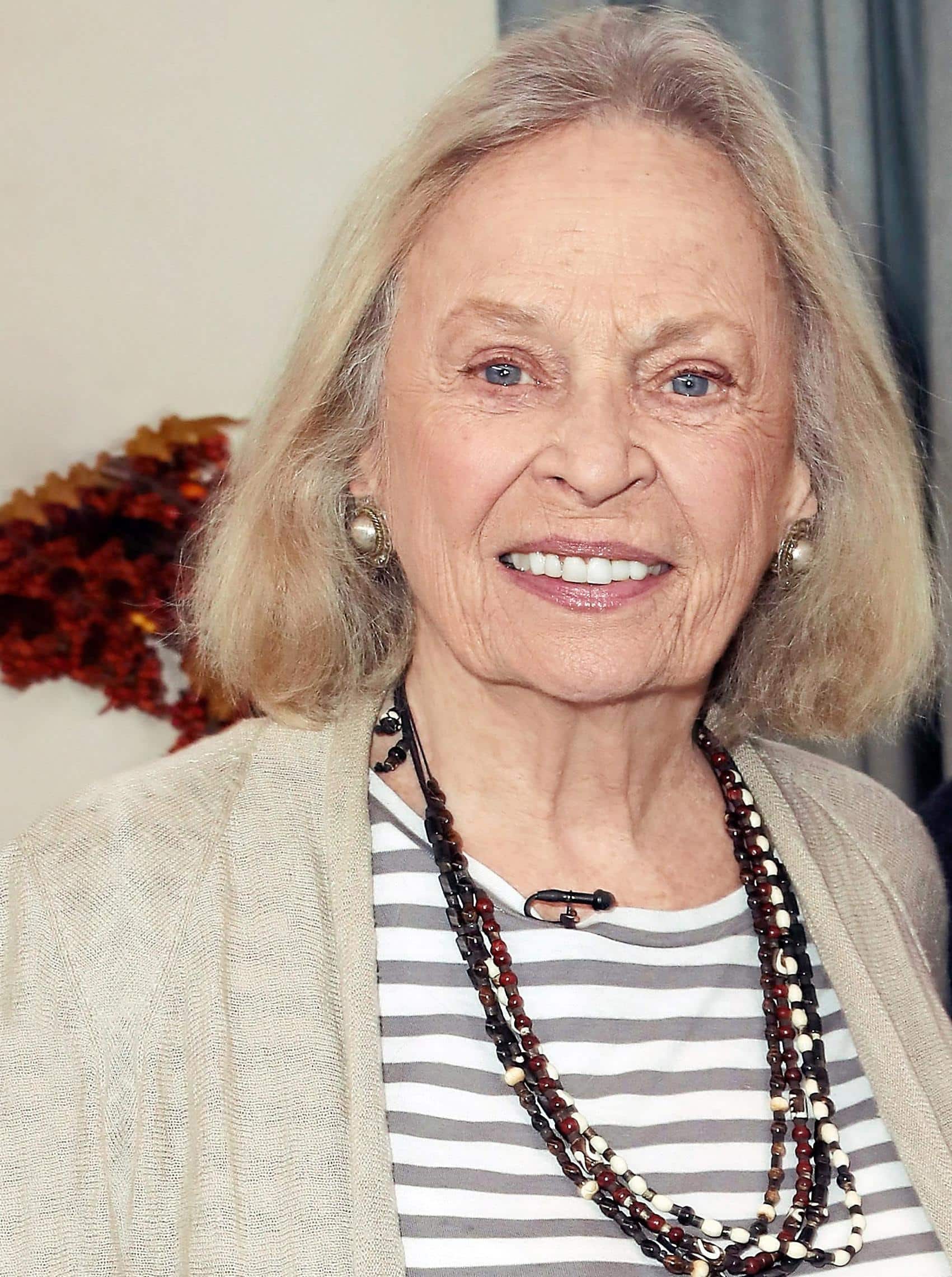 BONNIE BARTLETT DANIELS EXPLORE Everything | Closer US - celebrity - Read  this story on Magzter.com