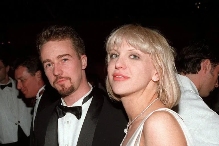 Edward Norton: un turbulento romance con Courtney Love, la enigmática  ruptura con Salma Hayek y su nueva vida amorosa - Yahoo Vida y Estilo