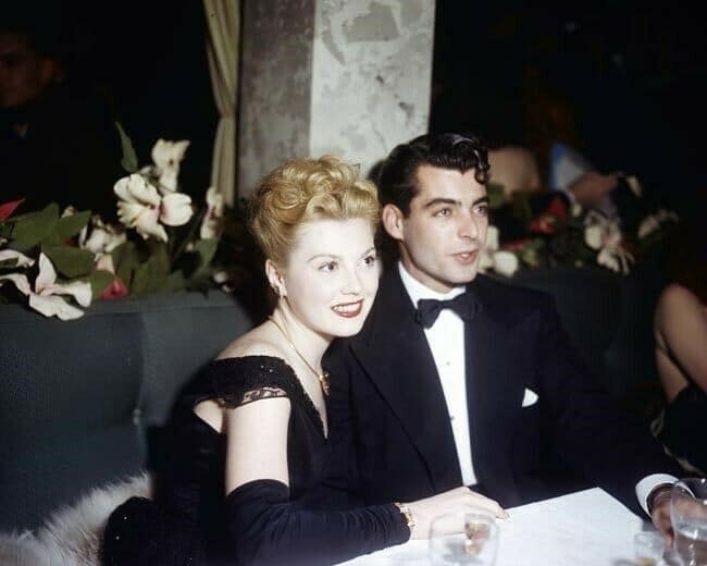Fernando Lamas and Arlene Dahl sit together at Hollywood event 1950's 8x10 photo - Moviemarket
