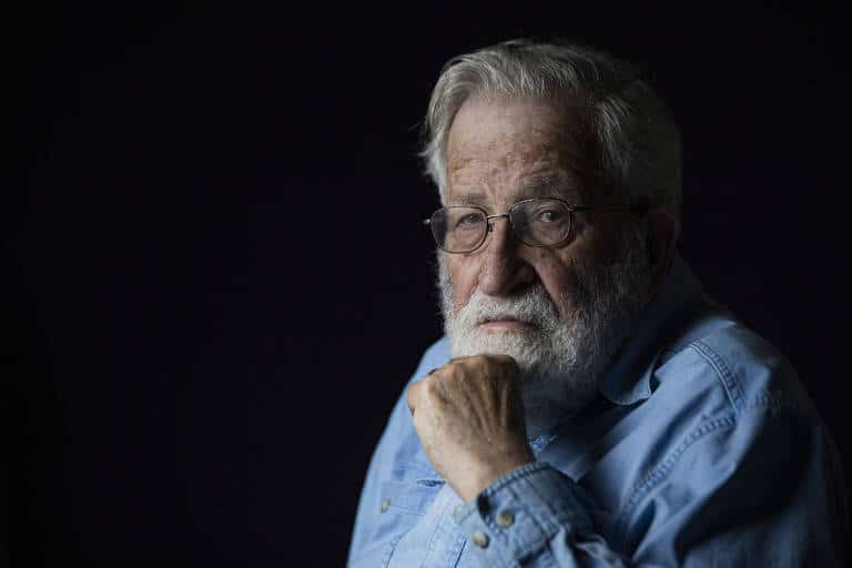 Noam Chomsky Suffered a Stroke in 2023 and Is Recovering in Brazil -  11/06/2024 - World - Folha