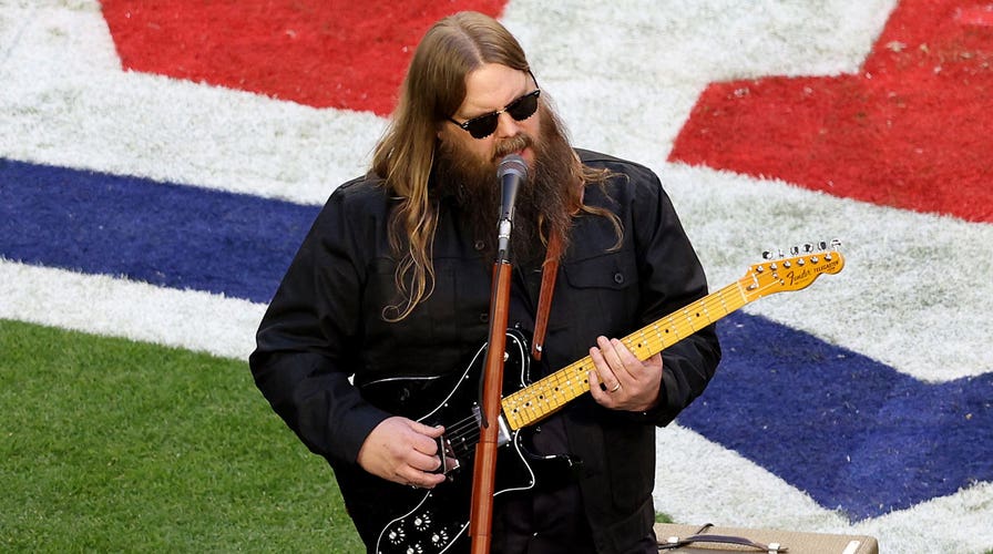 Chris Stapleton kicks off Super Bowl 2023 with country-style national anthem  | Fox News
