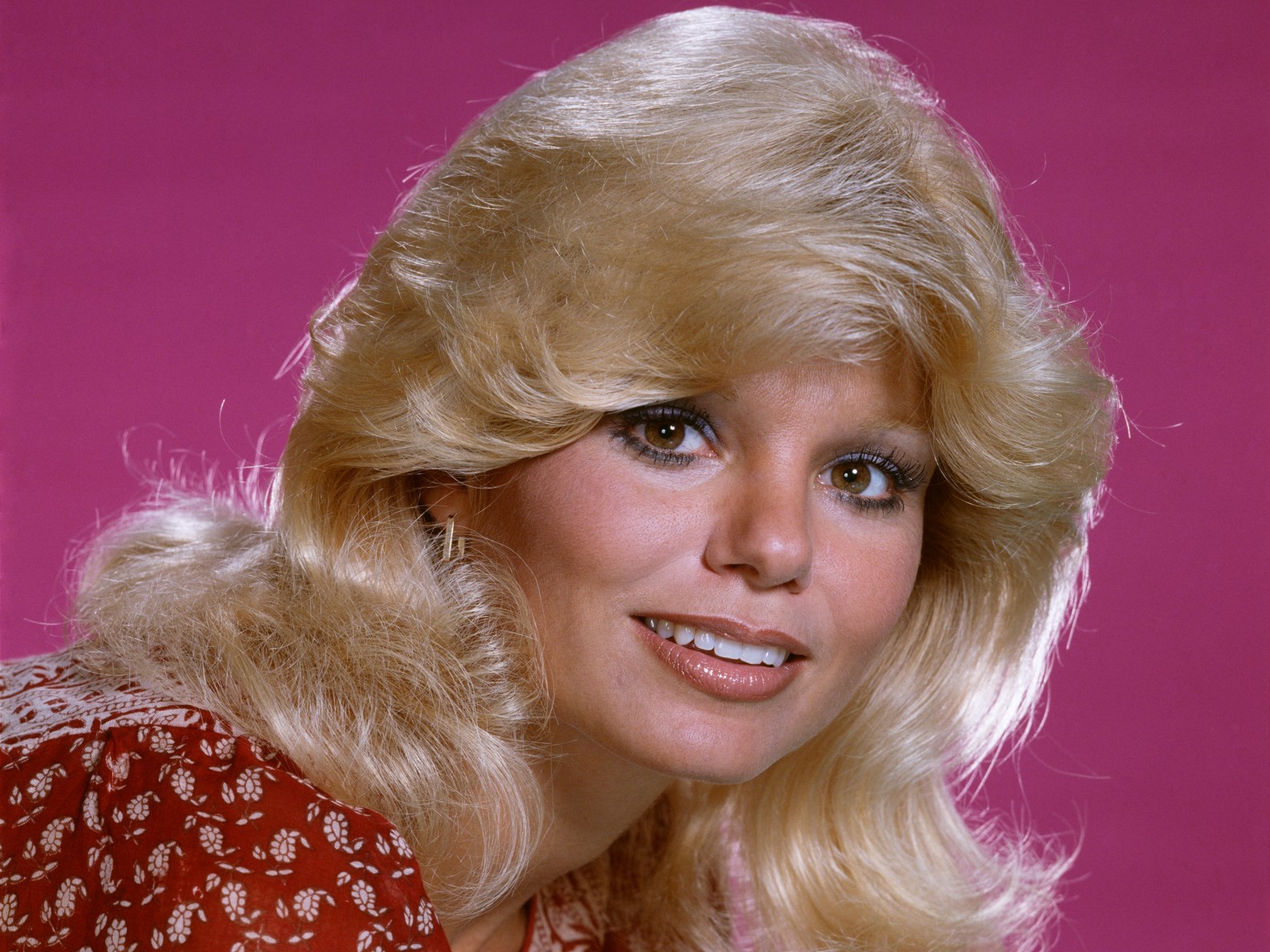 LOS ANGELES - SEPTEMBER 18: Loni Anderson stars as receptionist Jennifer Marlowe, on WKRP in Cincinnati, a CBS television situation comedy about characters at a radio station. Originally broadcast September 18, 1978. (Photo by CBS via Getty Images)
