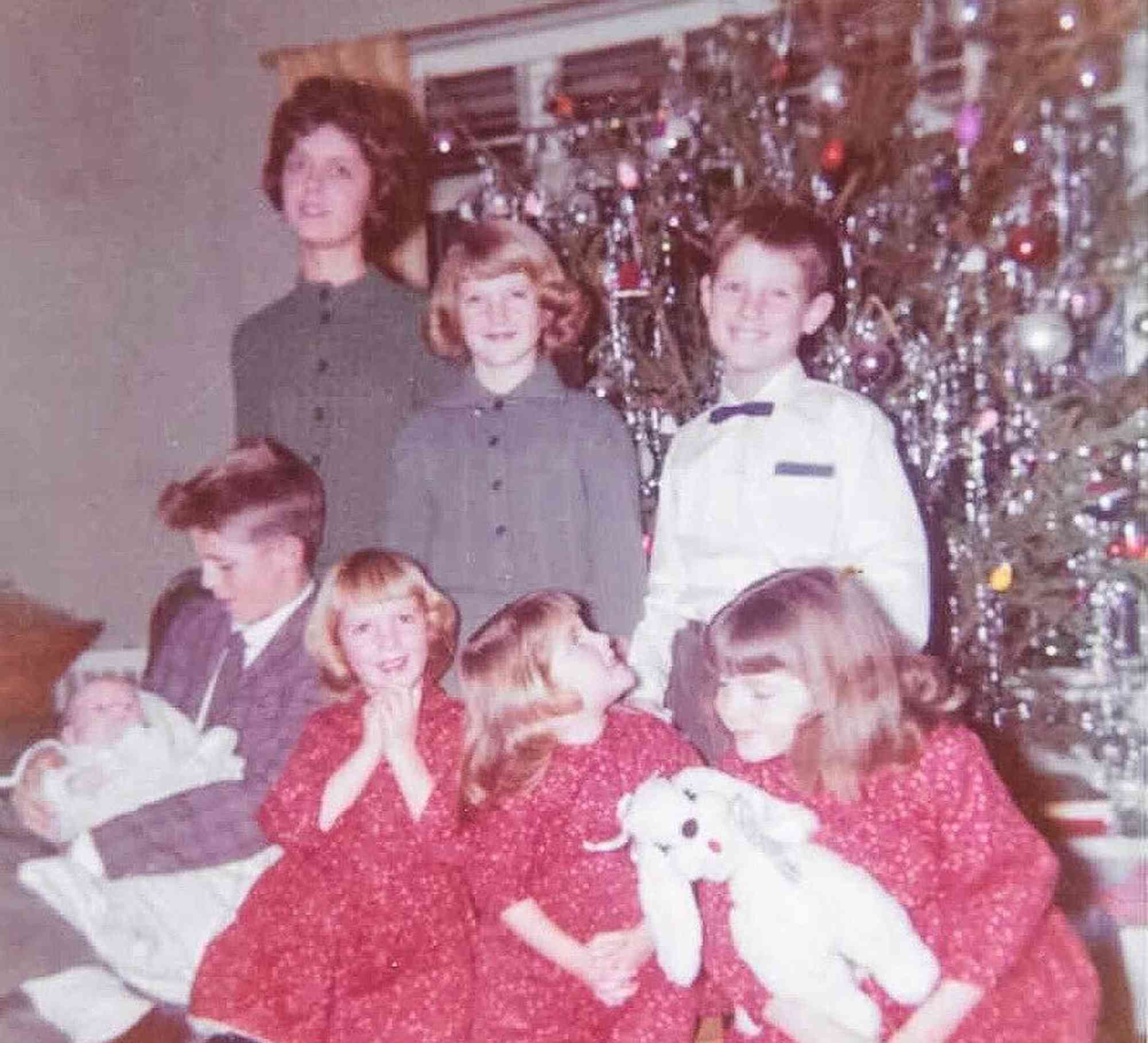 Susan Sarandon's 8 Siblings: Everything to Know