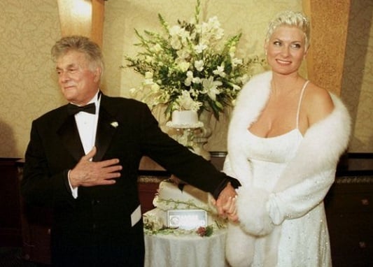 Actor Tony Curtis wed his 6th and final wife, Jill Vandenberg, founder of  the Shiloh Wild Horse Sanctuary, at the MGM Grand in Las Vegas, NV on Nov  6, 1998. https://t.co/18EZrdv2mq